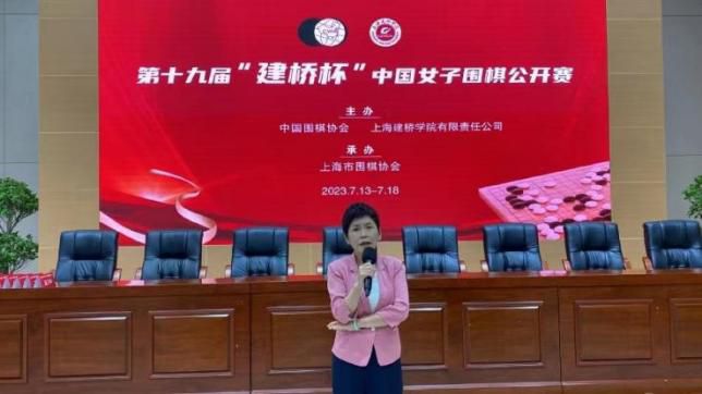 海报中的校门;兰汐三中，正是影片在浙江的实地取景地之一;兰溪三中